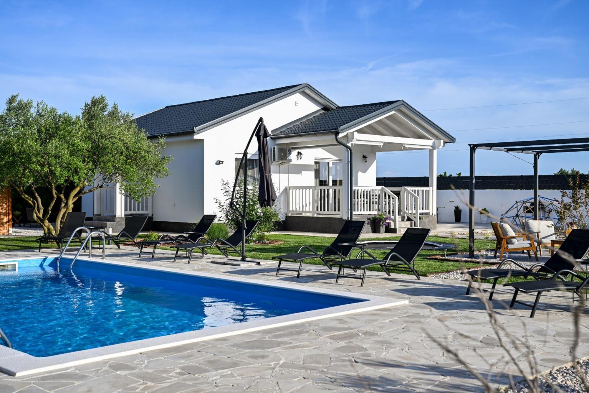 Galovac  Holiday Home Aprilis With Pool, Jacuzzi And Sauna מראה חיצוני תמונה