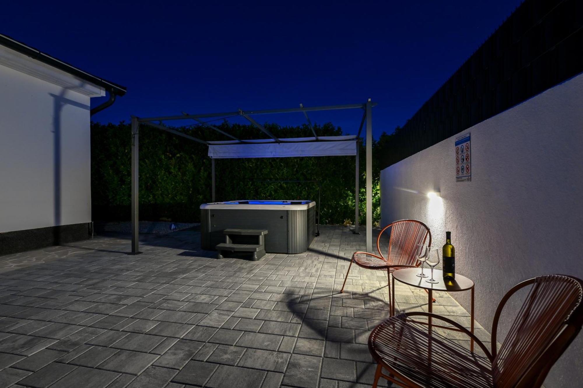 Galovac  Holiday Home Aprilis With Pool, Jacuzzi And Sauna מראה חיצוני תמונה