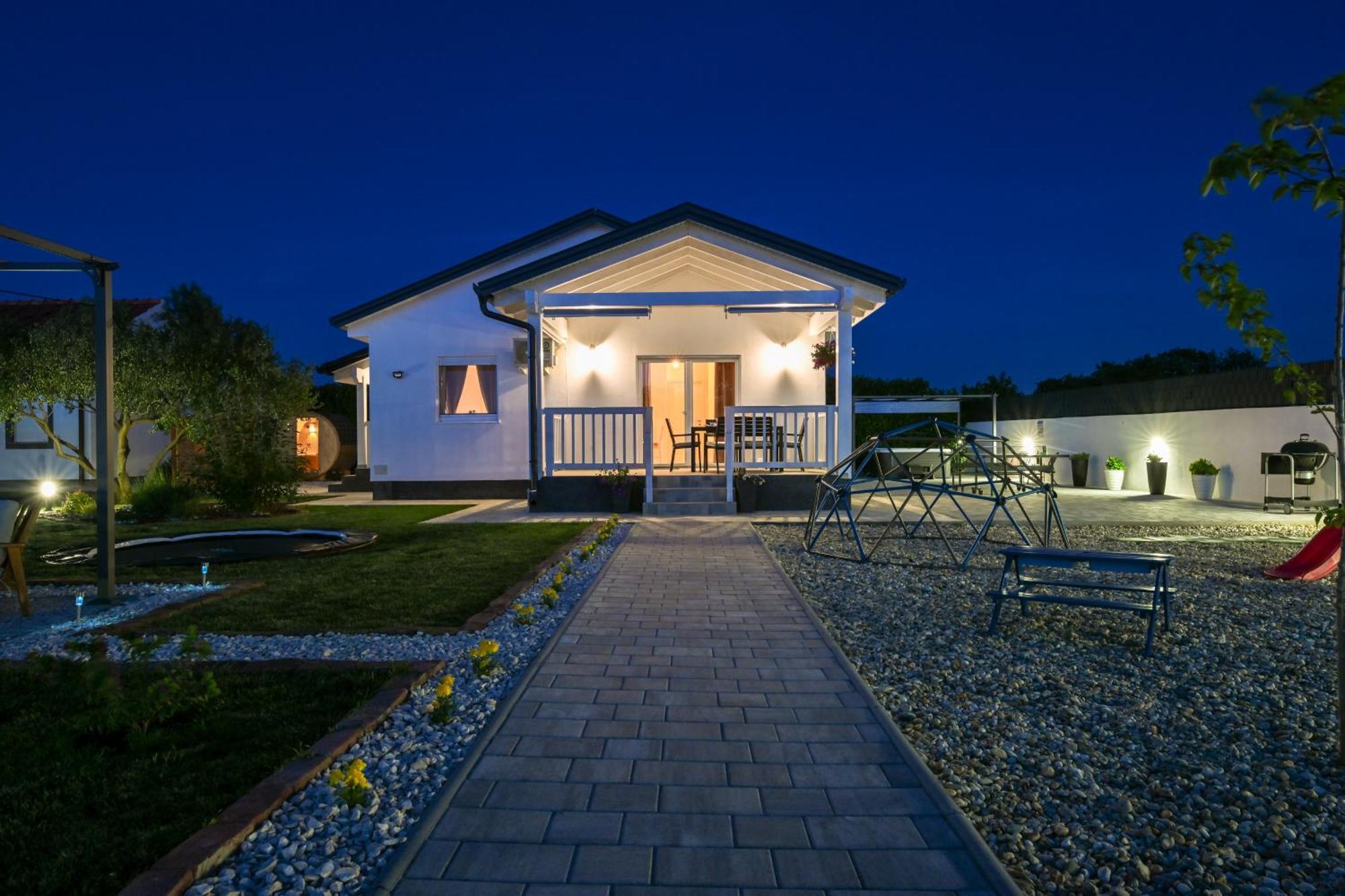 Galovac  Holiday Home Aprilis With Pool, Jacuzzi And Sauna מראה חיצוני תמונה